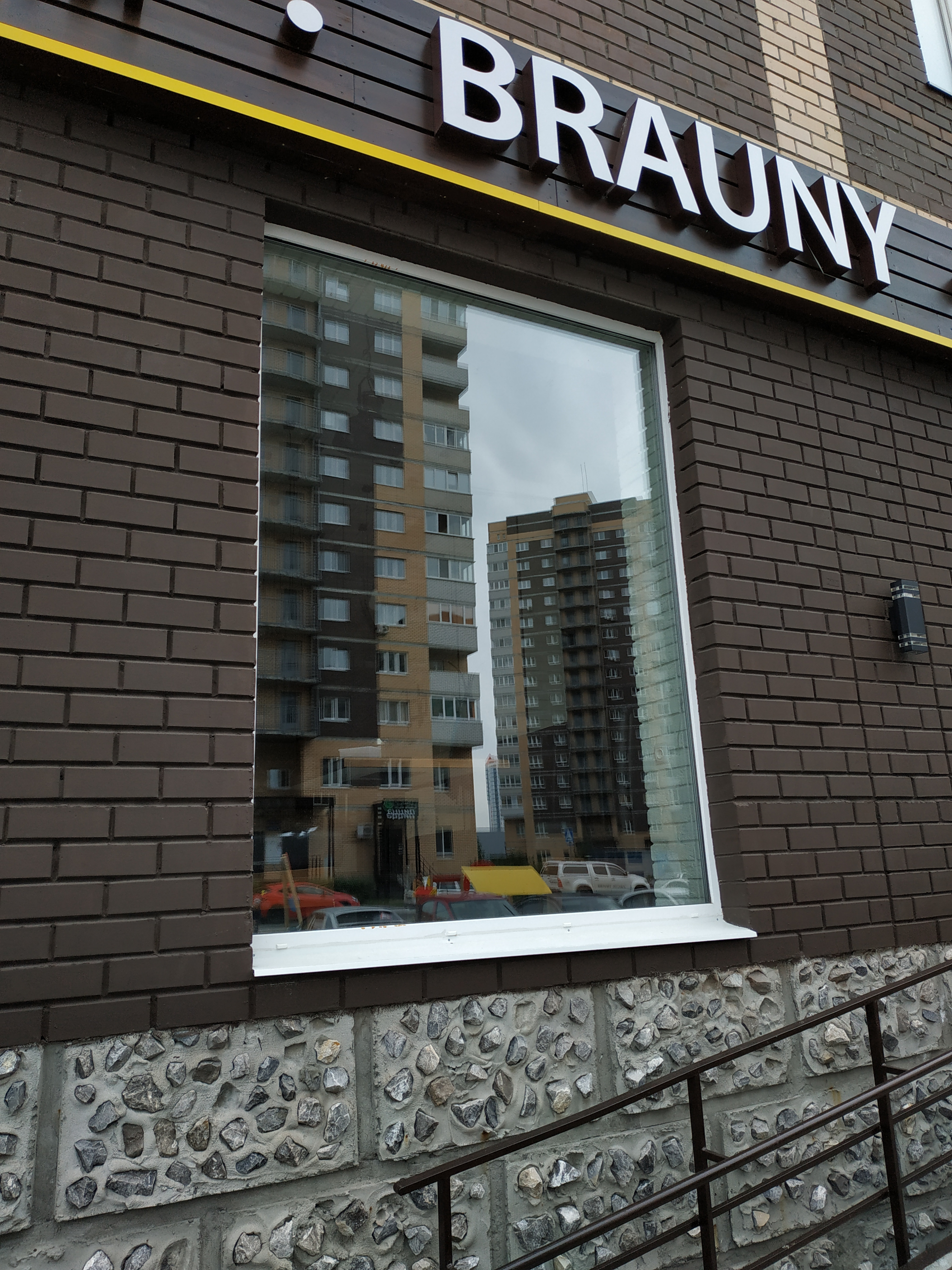 Установка одностворчатых окон в кафе